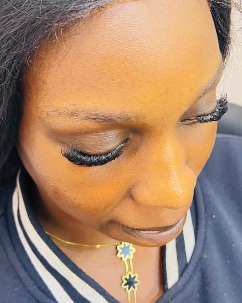 Volume wispy lash extensions